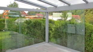 Glasschiebewand-Windschutz-fuer-Terrasse.jpg