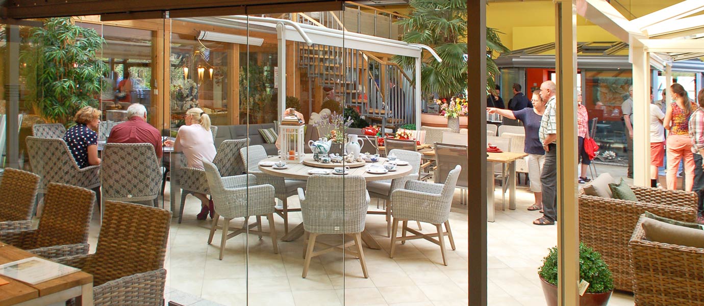 Terrassendach, Glasschiebewand + Gartenmöbel von Kwozalla